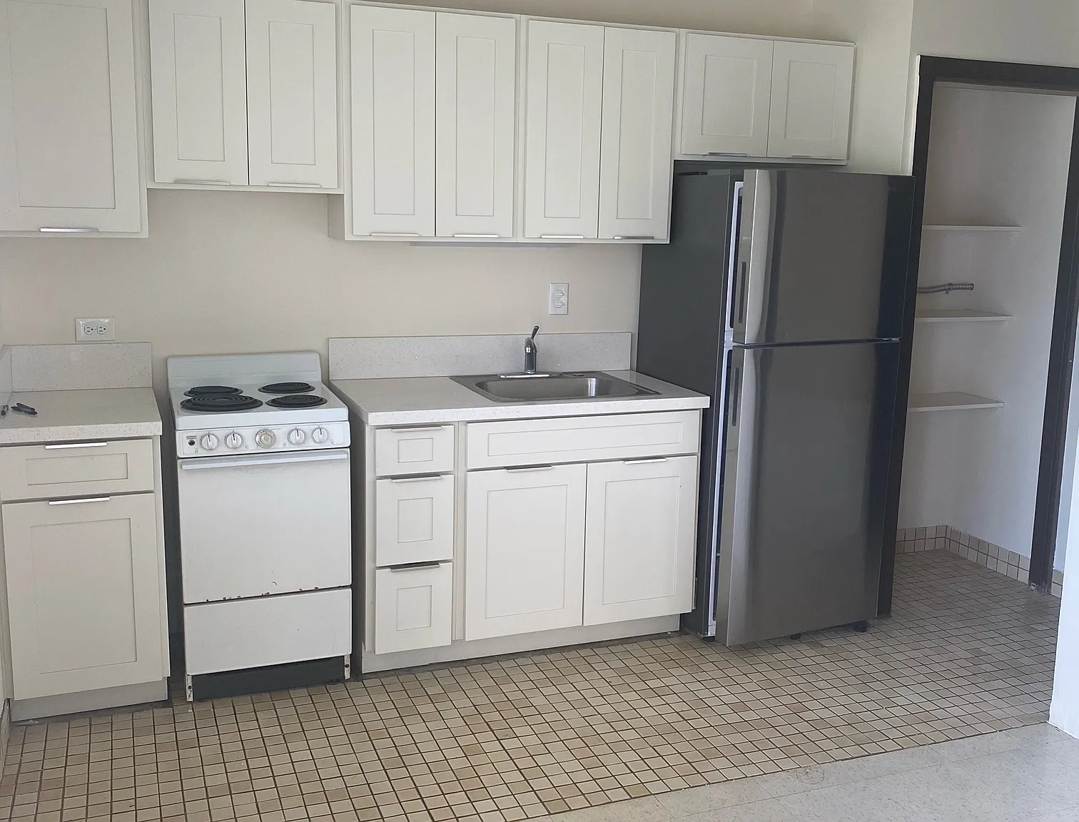 1 bed, 400 sqft, $1,560 — Photo 3
