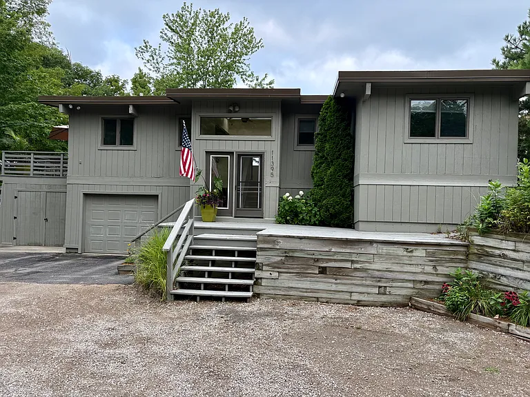 11395 Lakeshore Dr — Photo 2