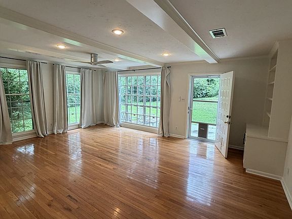 3rd image of 3834 Kenwood Ave