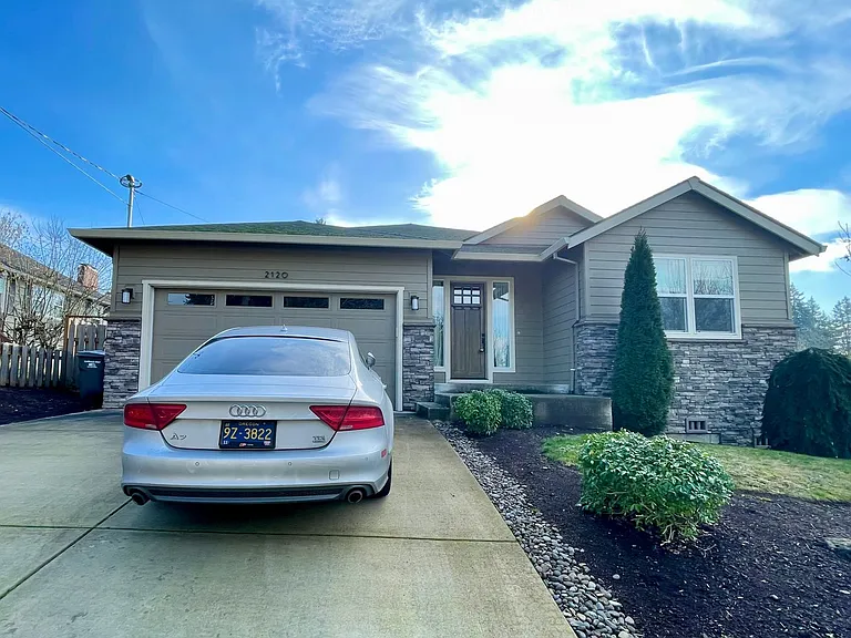2120 SW Dolph Ct — Photo 2