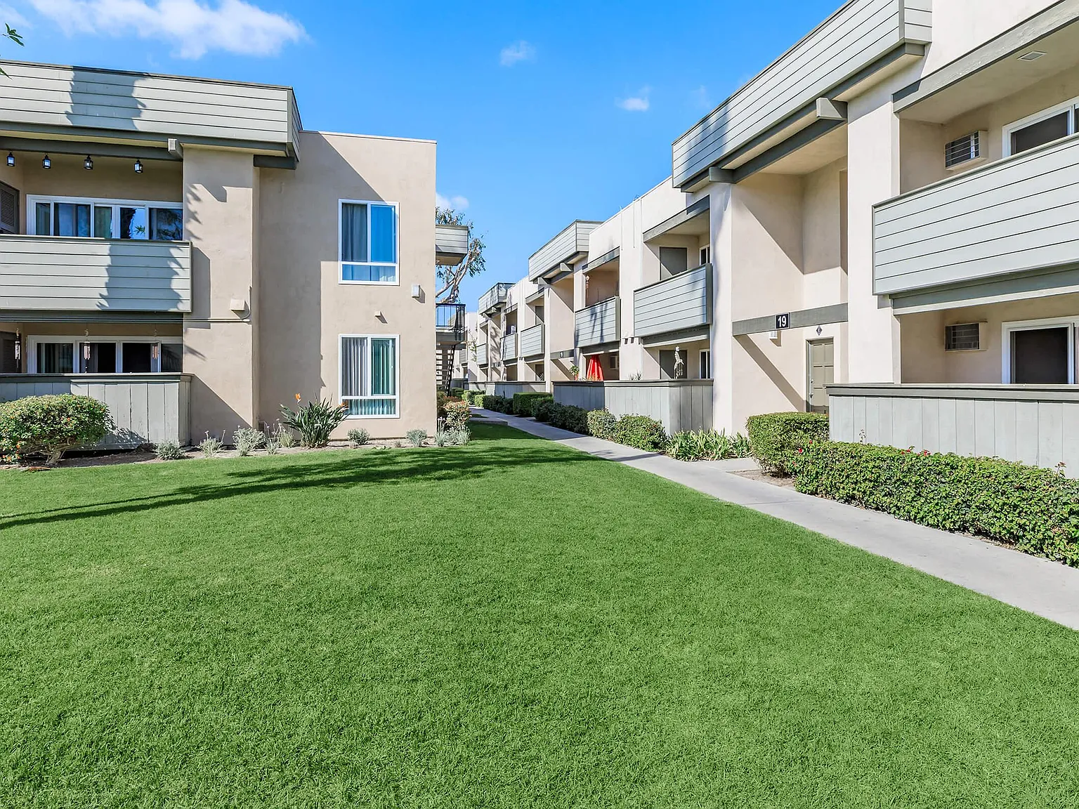 Regency Plaza Apartment Homes — Photo 4