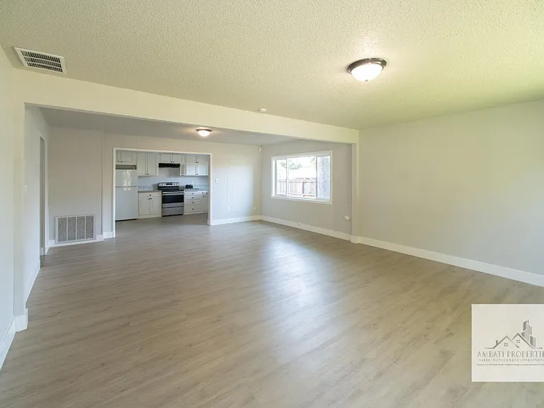 1136 E Griffith Way — Photo 23