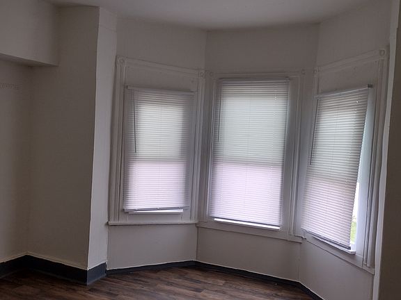 3rd image of 654 E Ontario St Floor 2