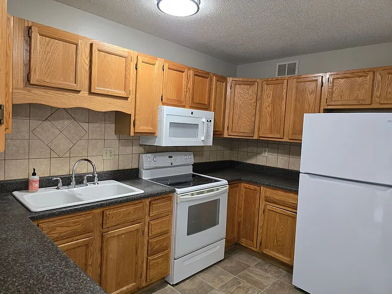 5814-5816 NW Walnut Ct — Photo 12