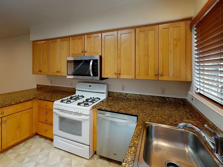 626 Broad St — Photo 13