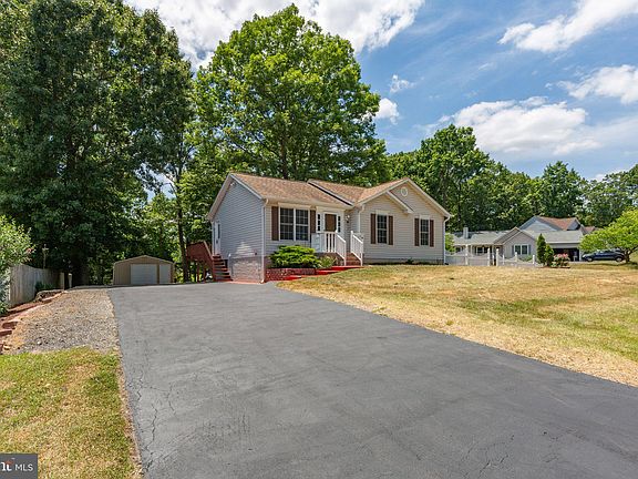 3rd image of 10 Yucca Dr