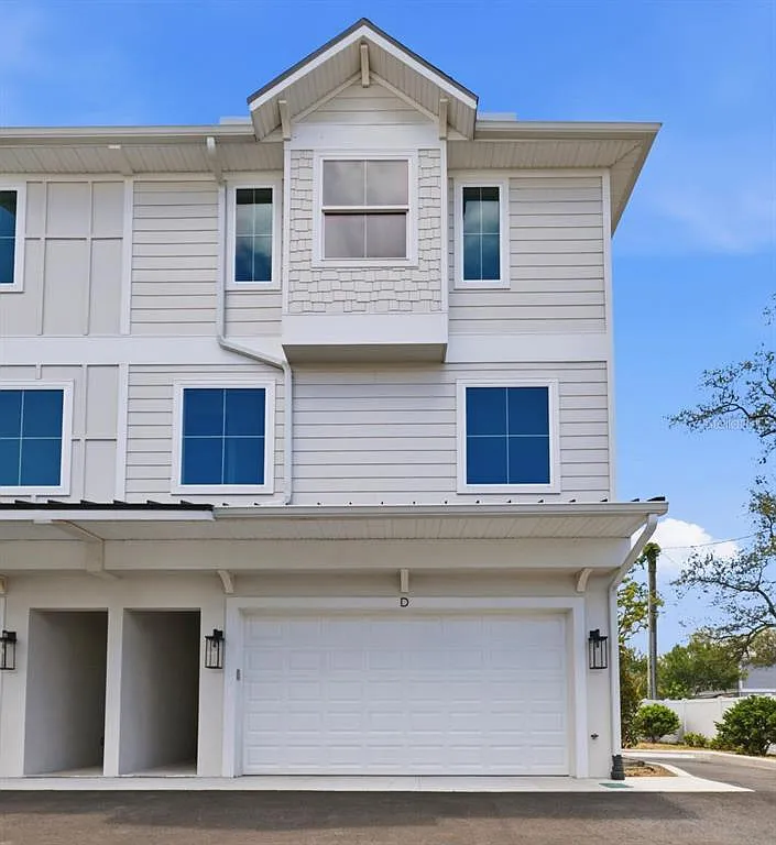 4 bed, 4.5 bath, 2480 sqft, $5,800 — Photo 1