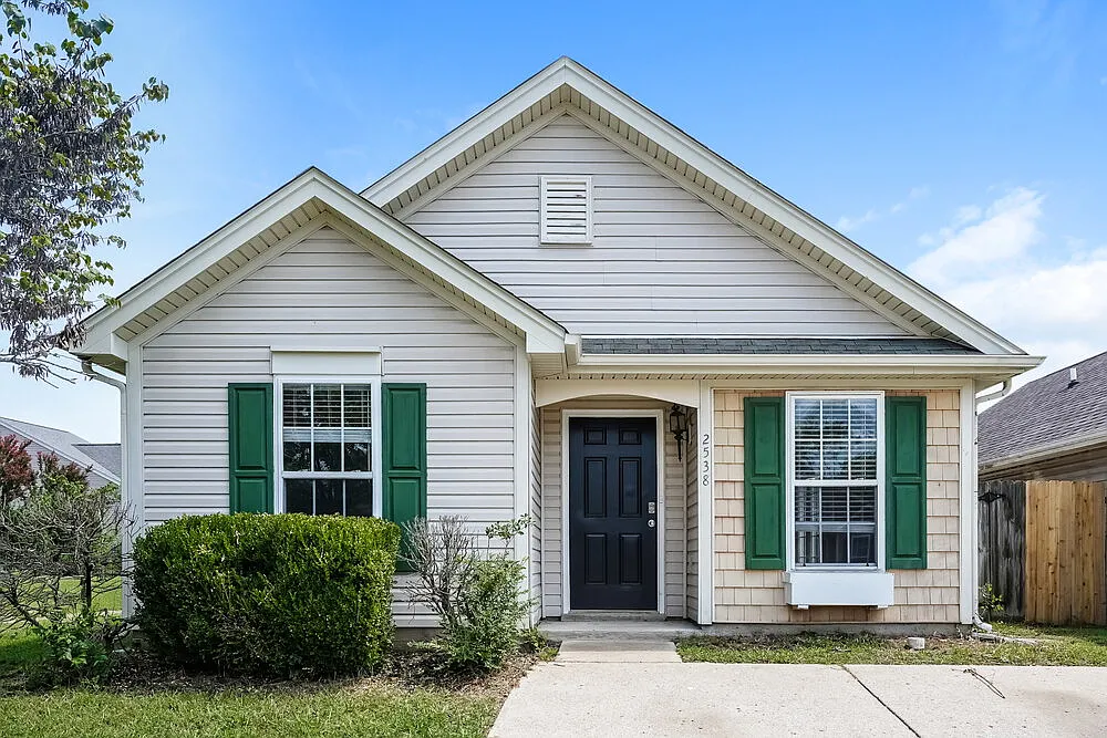 3 bed, 2.0 bath, 1156 sqft, $2,175 — Photo 1