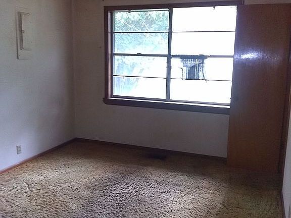 4th image of 820 N McLean Dr