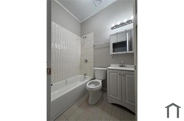 Building Photo - 22 N Pulaski Rd #1F