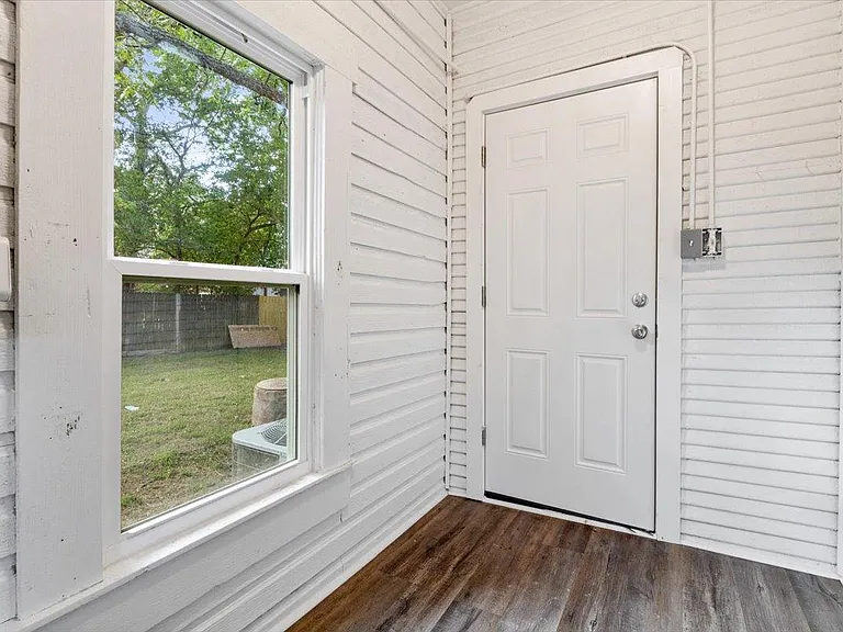 1406 Avenue D — Photo 16