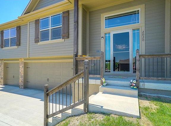 3rd image of 2020 NW Hedgewood Dr