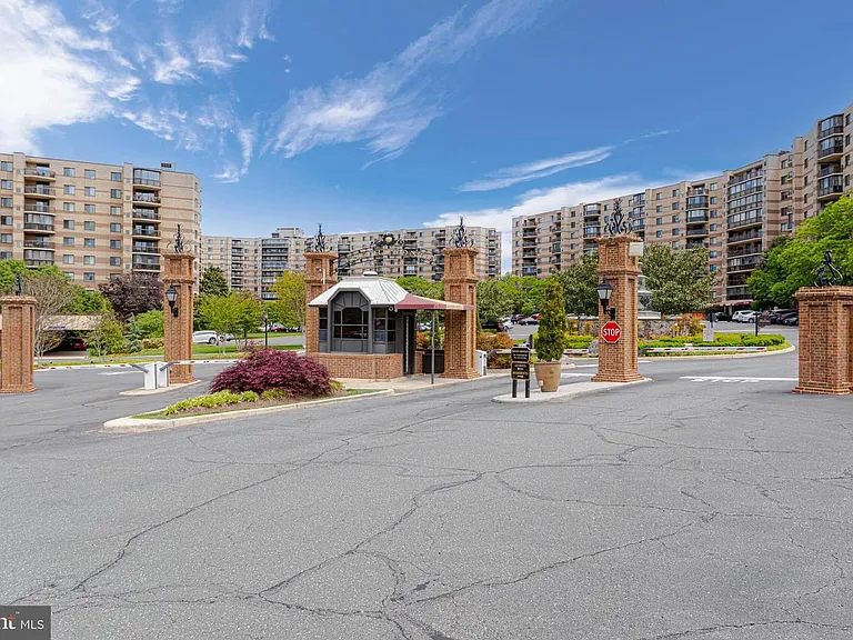 8360 Greensboro Dr #306 — Photo 25
