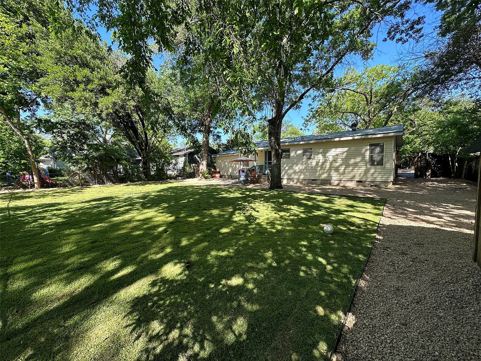 2 bed, 1.0 bath, 1013 sqft, $3,200 — Photo 2