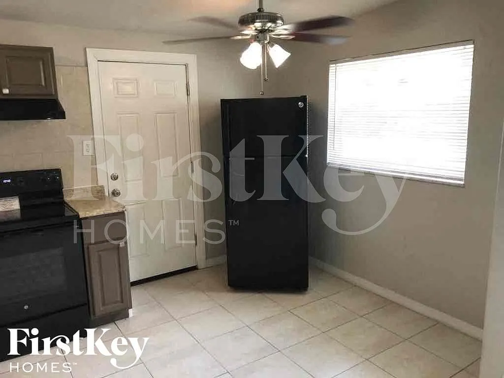4 bed, 2.0 bath, 1288 sqft, $2,310 — Photo 4