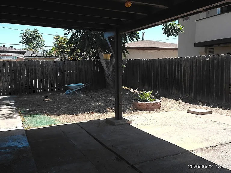 558 12th St — Photo 4