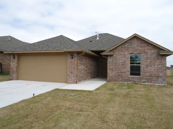 708 SW 11th St, Moore, OK 73160