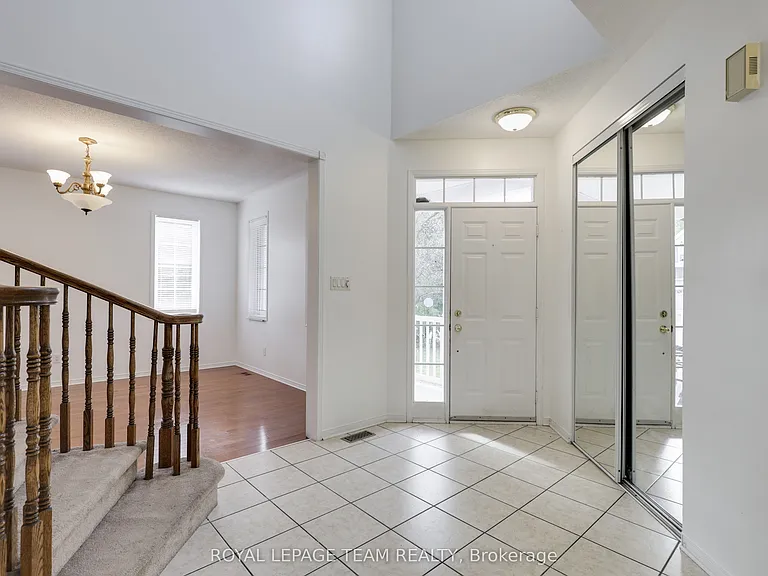 35 Norgold Cres — Photo 4