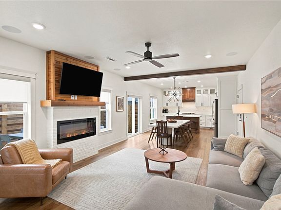 3rd image of 105 NW Ozark Way