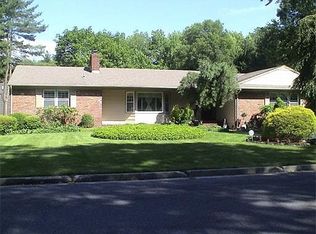 4 Fairway Ct, Edison, NJ 08820