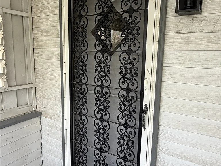 1154 Eisenhower Dr — Photo 4