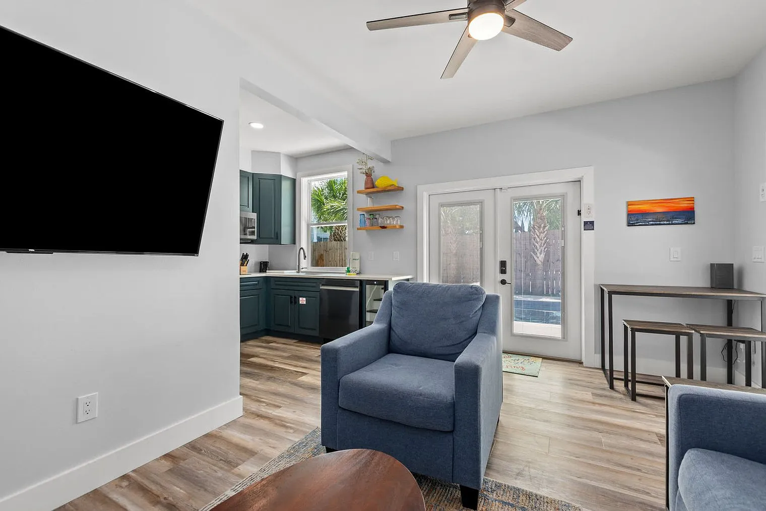 6 bed, 4.0 bath, 2992 sqft, $7,959 — Photo 4