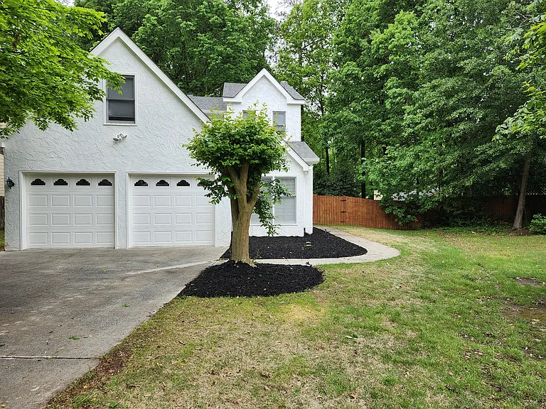 Level driveway, quiet cul-de-sac