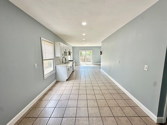4th image of 119 Evergreen Ave