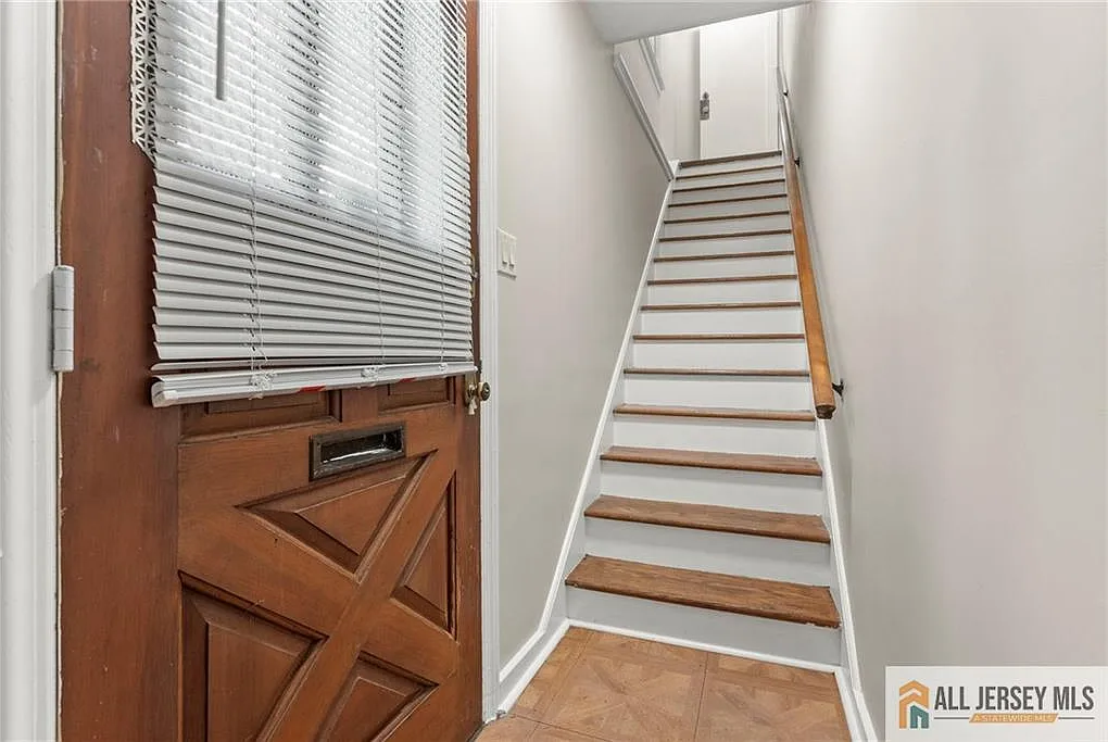 2 bed, 1.0 bath, 4360 sqft, $1,950 — Photo 2