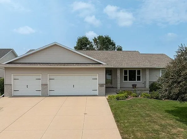 100 S Hill Crest Cir, Center Point, IA 52213