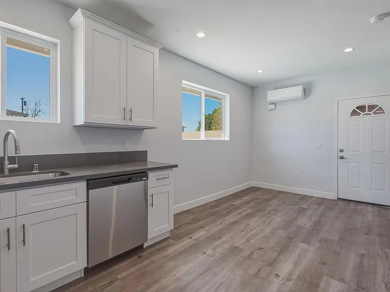 19833 Blythe St — Photo 11