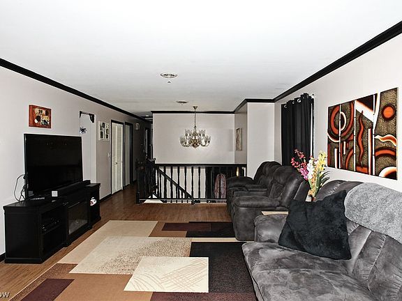 3rd image of 104 Briar Lake Dr