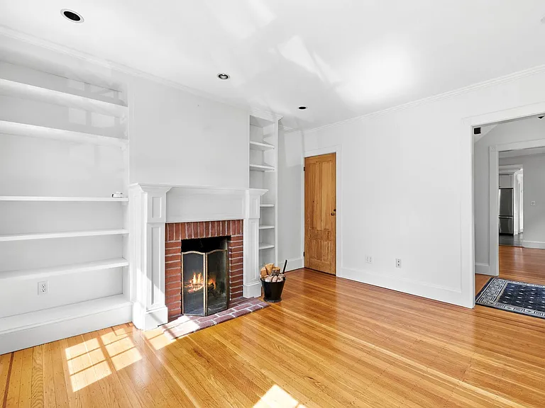 64 Pearl St — Photo 4