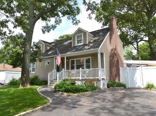 15 1st St, Farmingville, NY 11738