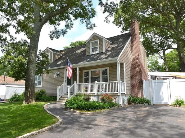 15 1st Street, Farmingville, NY 11738