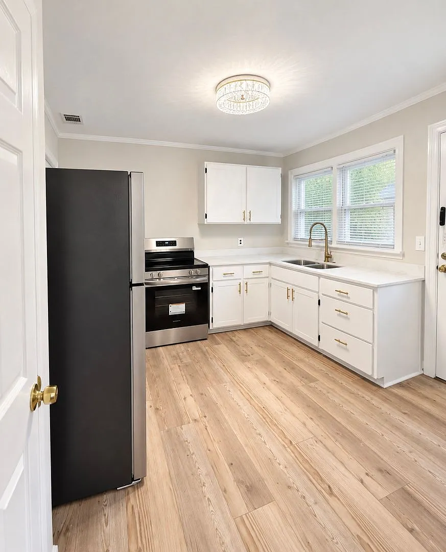3-bed, 1-bath Home in Savannah — Photo 4