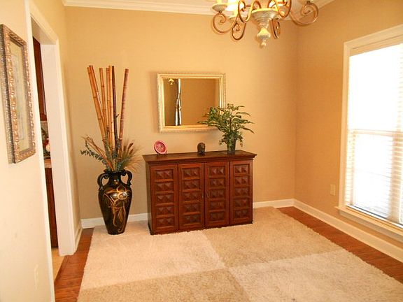4th image of 664 Riverwest Cir