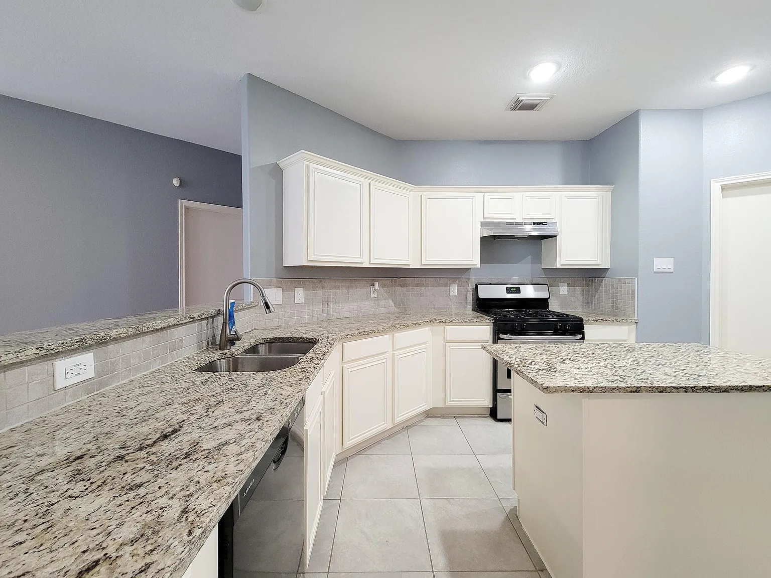 4 bed, 1916 sqft, $2,200 — Photo 4