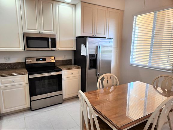 3rd image of 8 Harbour Isle Drive E #305