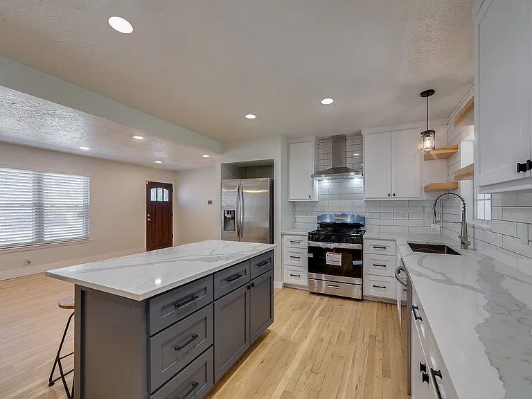 470 Dresden Dr — Photo 7