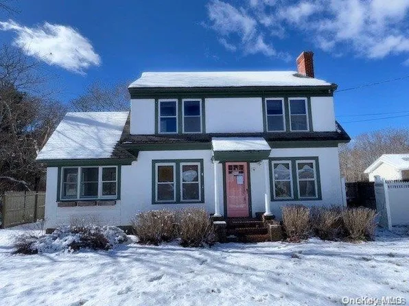 22 Senix Avenue, Center Moriches, NY 11934