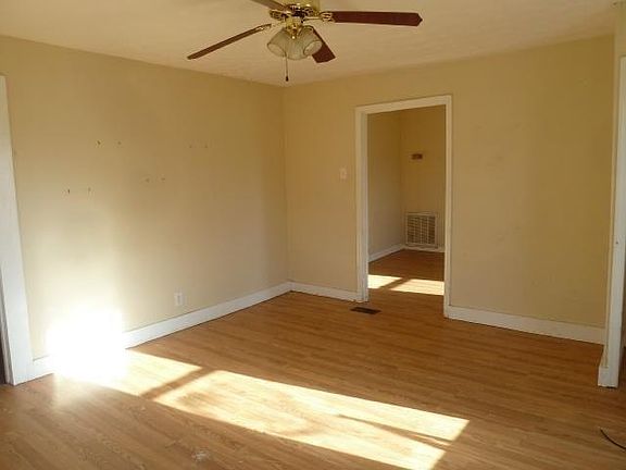 3rd image of 2104 Thorn Grove Pike