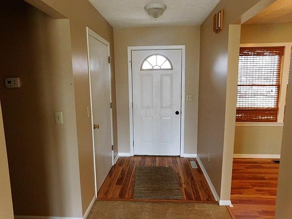 3rd image of 121 Elmhurst Ln