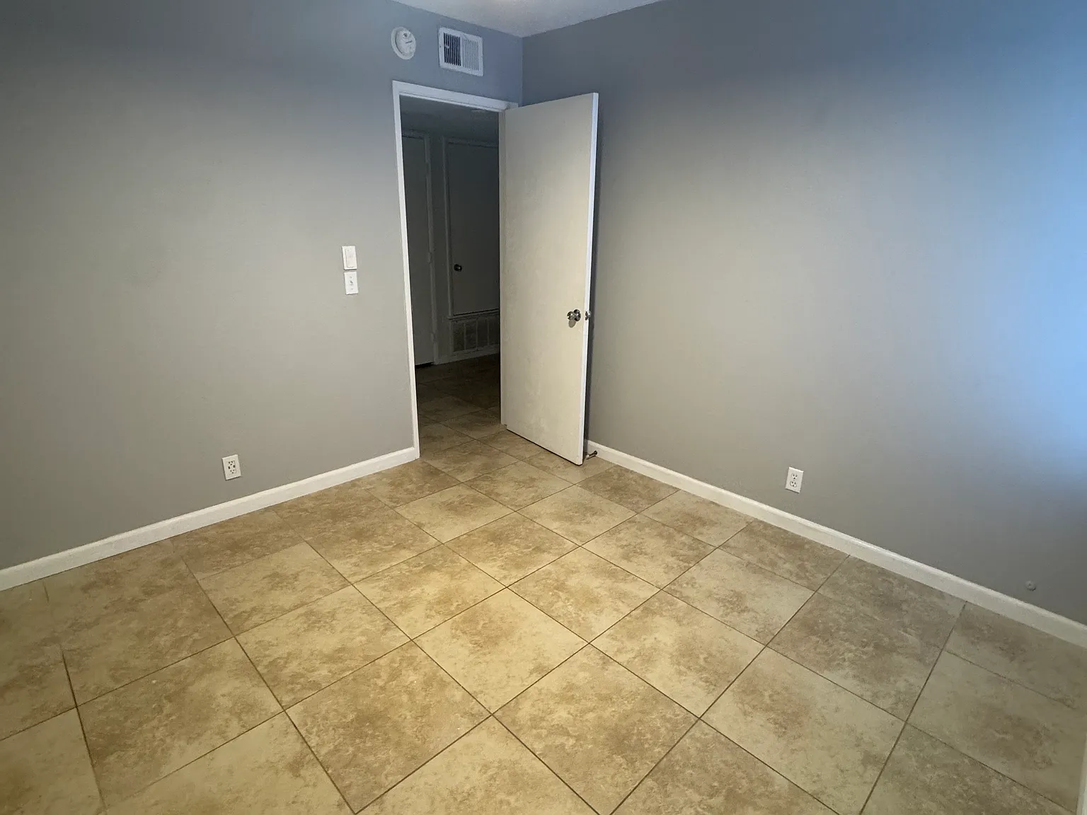 3 bed, 120 sqft, $1,100 — Photo 2