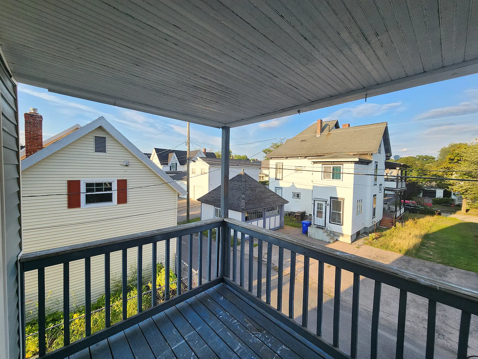 3 bed, 1400 sqft, $2,400 — Photo 2