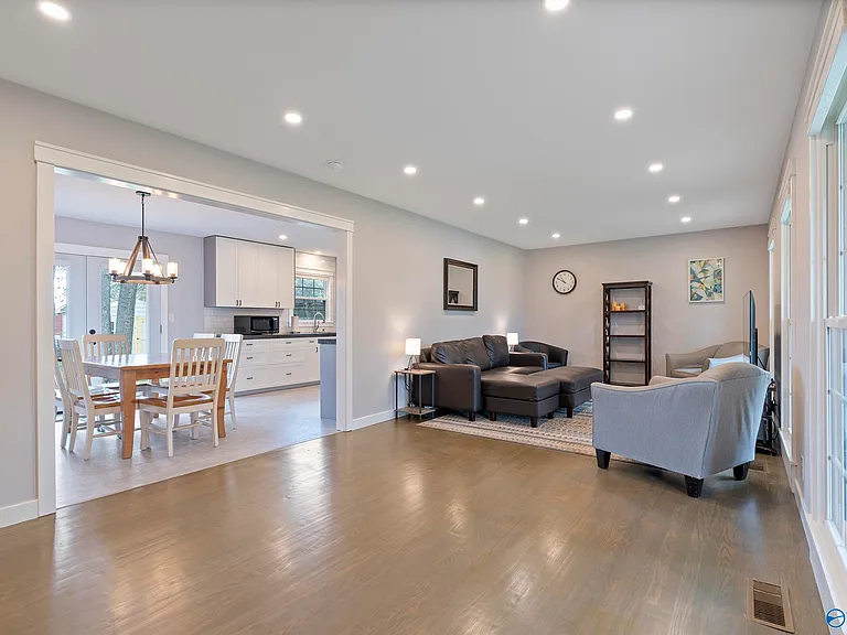 1801 Carson Ln NW — Photo 2