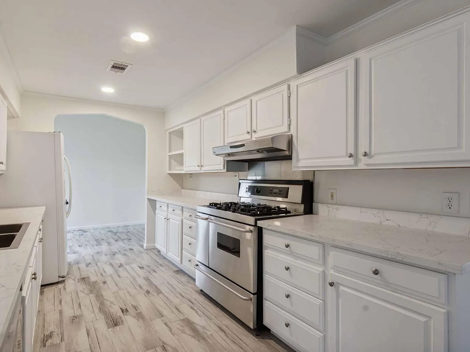 3 bed, 2.0 bath, 1984 sqft, $2,850 — Photo 1