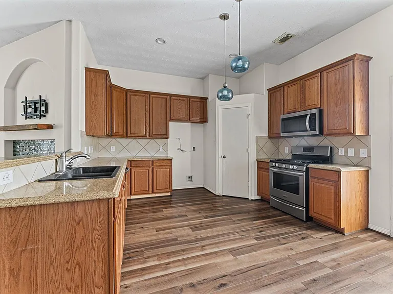 1875 Redwood Ln — Photo 7