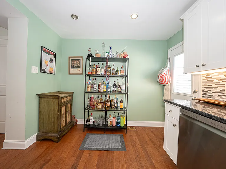 1916 S Alder St — Photo 5