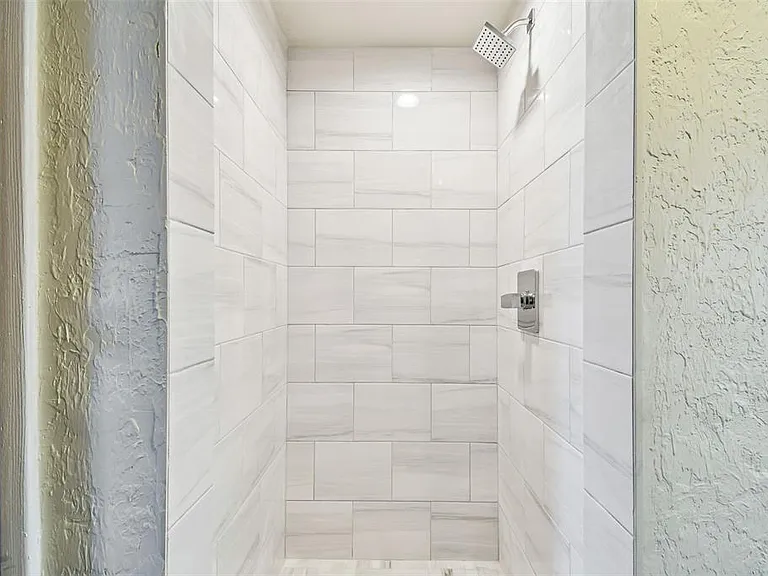 2102 W La Salle St — Photo 51